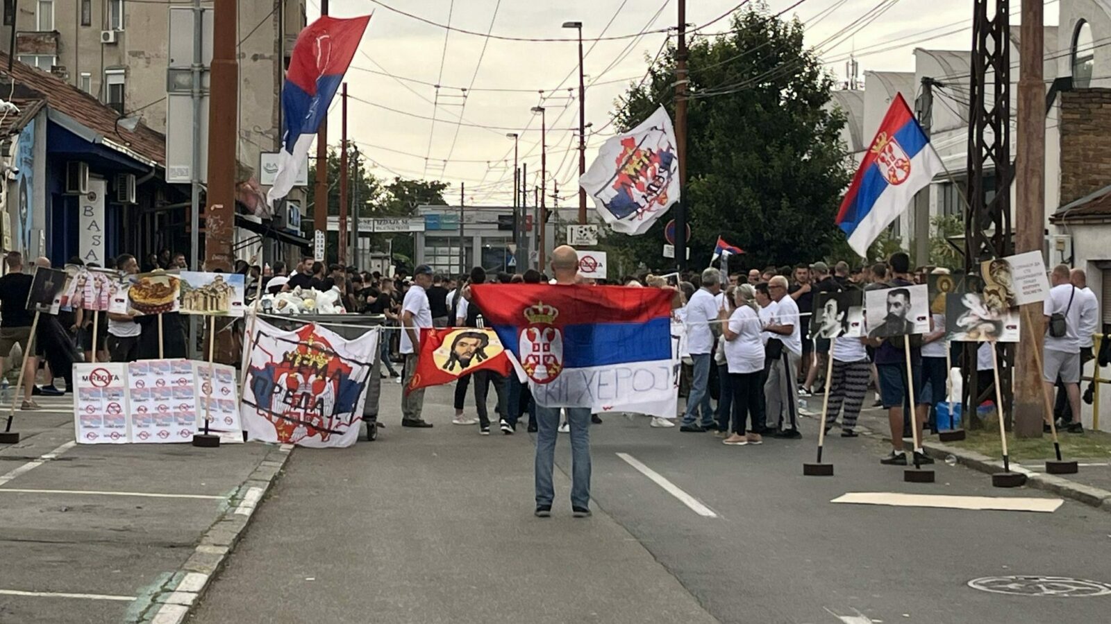 Right-wingers gathered in front of the venue where the ‘Miredita, Dobar Dan!’ festival was dur to open in Belgrade, June 27. Photo: BIRN/Katarina Baletic